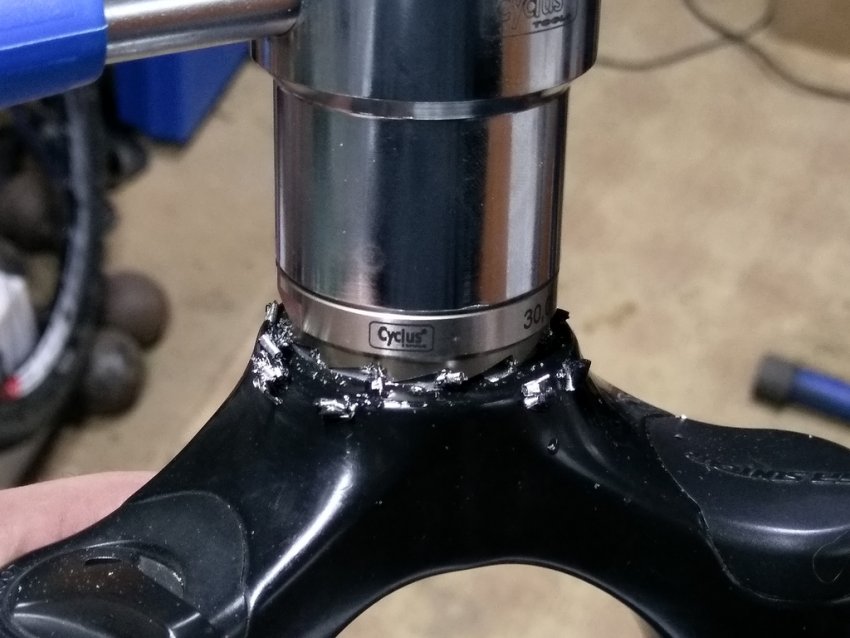 Торцовка опоры нижнего подшипника рулевой